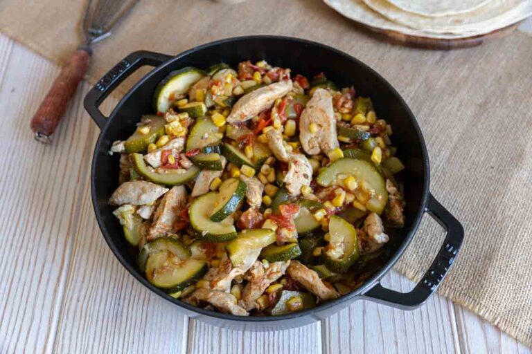 Fajitas de poulet aux courgettes, tomates et maïs
