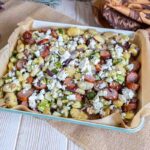 Un plat complet de gnocchis, courgettes et saucisses qui cuit entièrement au four.