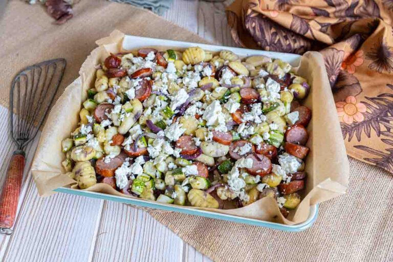 Un plat complet de gnocchis, courgettes et saucisses qui cuit entièrement au four.