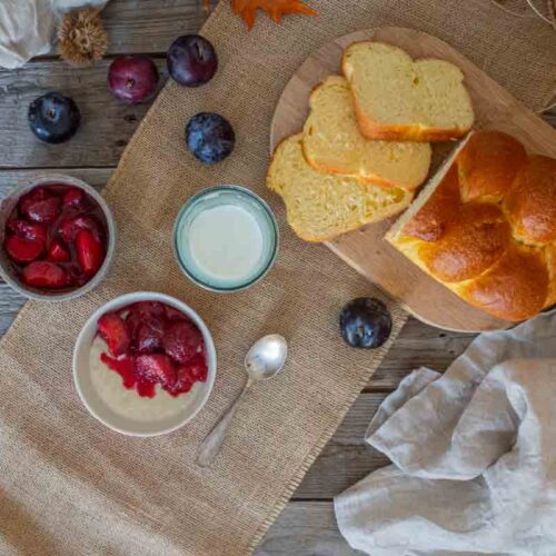 Riz au lait crémeux aux prunes et cannelle pour le petit-déjeuner