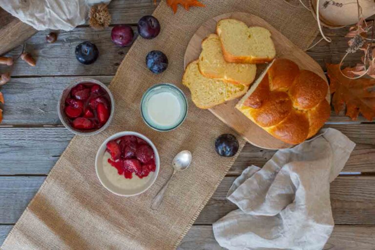 Riz au lait crémeux aux prunes et cannelle pour le petit-déjeuner