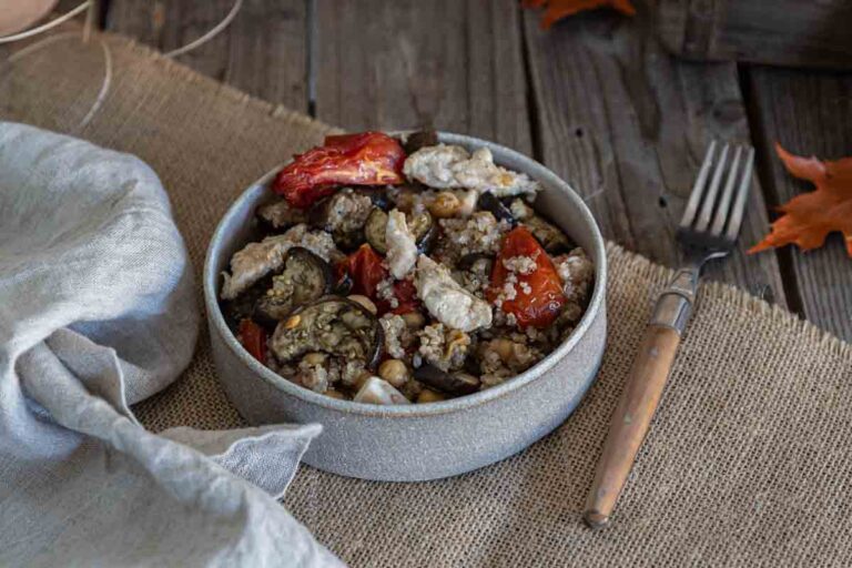Salade aux aubergines rôties poulet quinoa et pois chiches