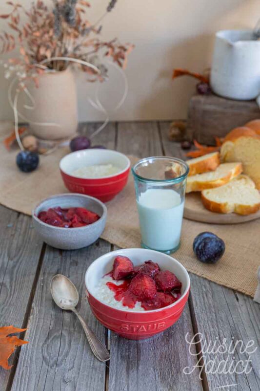 Riz au lait maison avec compotée de prunes à la cannelle