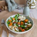 Salade d'automne à la patate douce rôtie, pomme, roquefort et noix