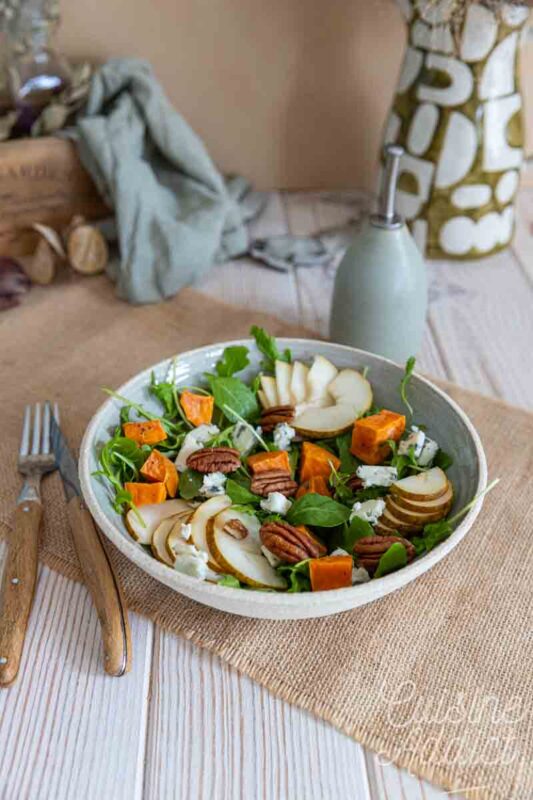 Salade d'automne à la patate douce rôtie, pomme, roquefort et noix