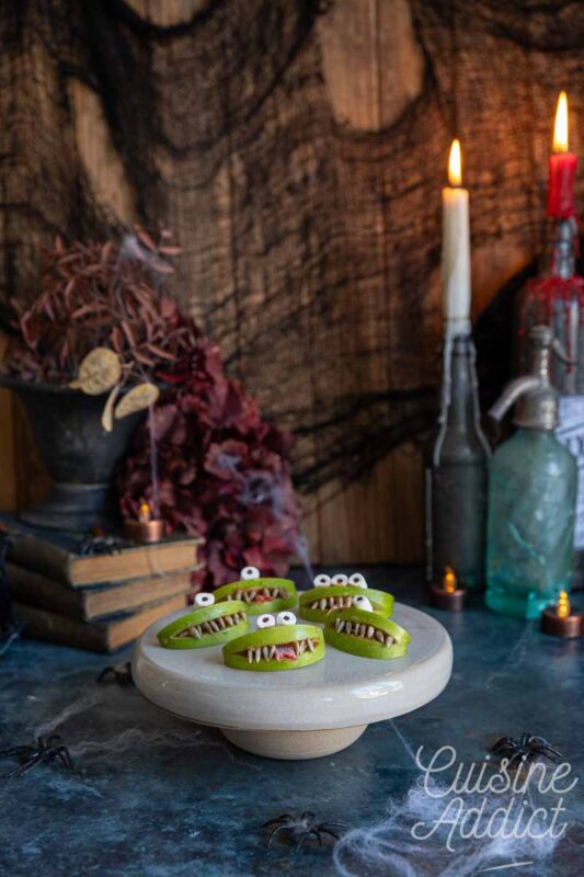 Bouches de monstres en pomme Granny Smith avec dents pointues et langues en bonbon