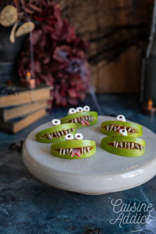Pom'onstres sur un présentoir, recette de goûter Halloween facile pour enfants
