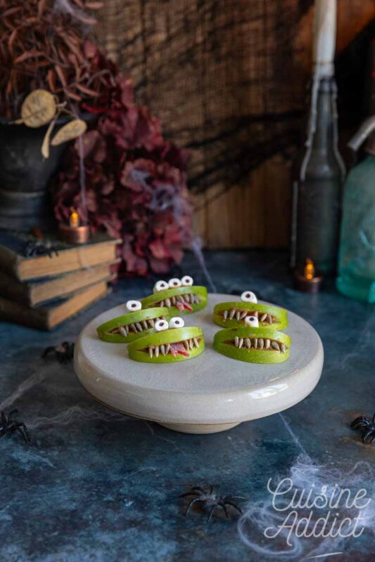 Bouches de monstres en pomme Granny Smith avec dents pointues et langues en bonbon