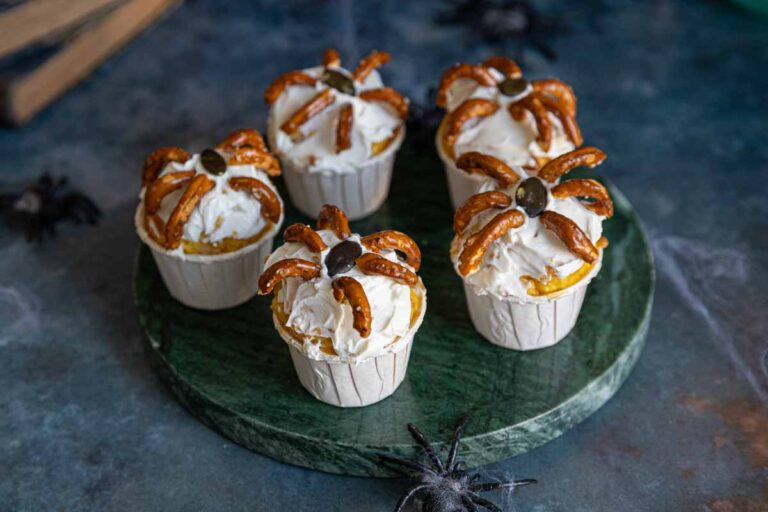 Mini muffins à la courge décorés avec des pattes d'araignées en bretzels