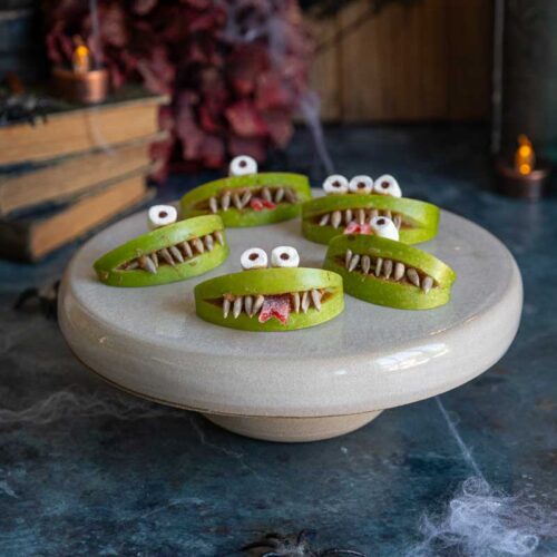 Cinq petits monstres en pomme verte décorés pour un goûter d'Halloween sans cuisson